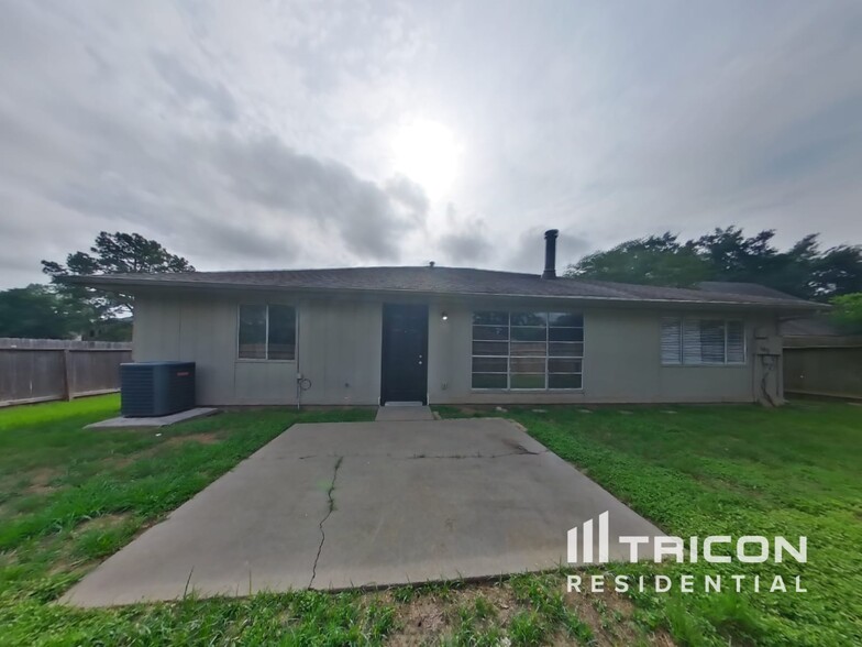 Building Photo - 3551 Windmoor Dr