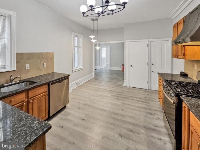 Building Photo - 637 N 32nd St