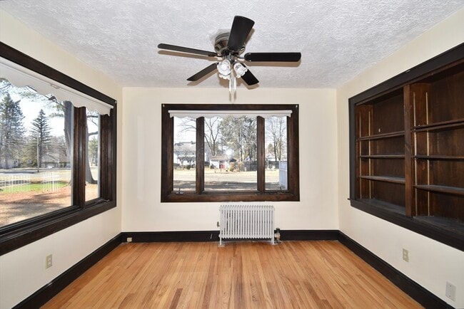 Building Photo - 582 Springfield St