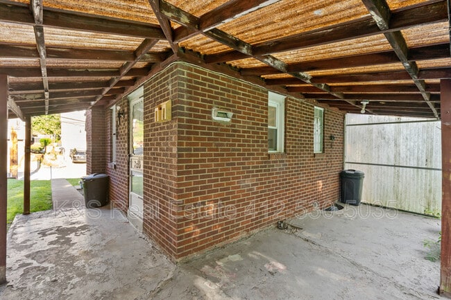 Building Photo - 823 Hartman St