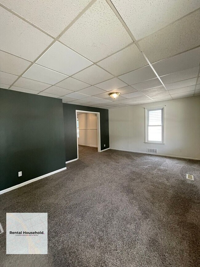 Building Photo - 24 E Alexis Ave