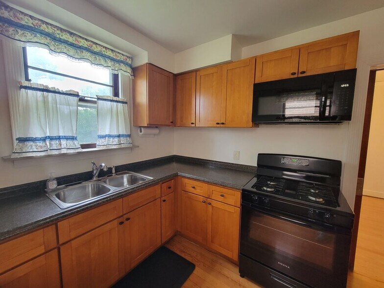 Building Photo - 10529 S Eberhart Ave