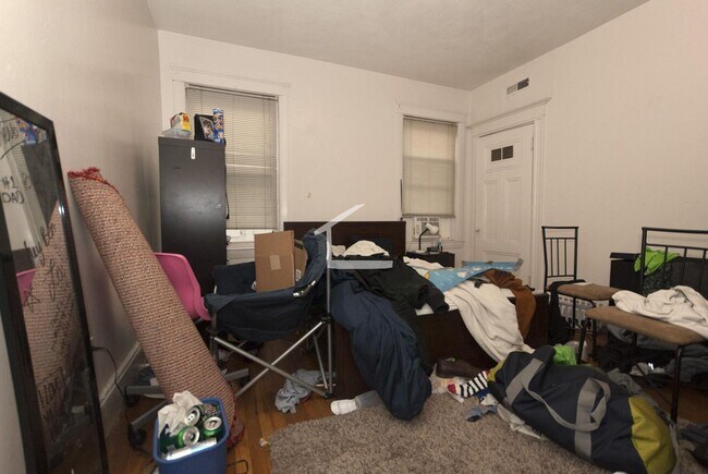 Building Photo - Great large 3 bedroom, 10 min walk to the Green Line - BU