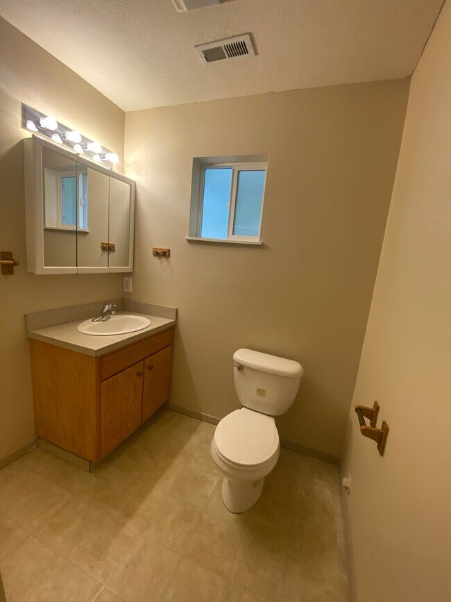 Building Photo - Upper unit-3 bed /2 bath triplex Cheney