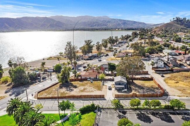 Building Photo - Charming Upstairs 2 Bed/1 Bath Unit With F...