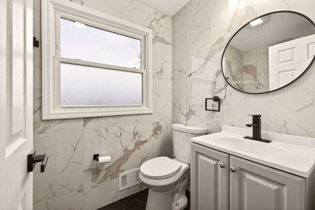 Building Photo - 14 Elm St