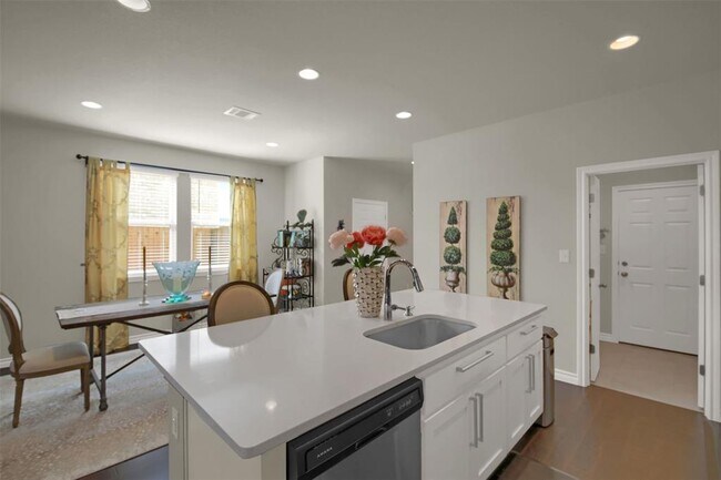 Building Photo - 305 Satsuma Dr