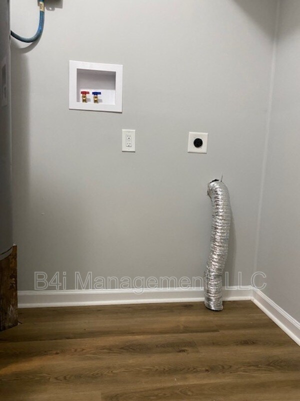 Building Photo - 255 Robert E Lee Dr