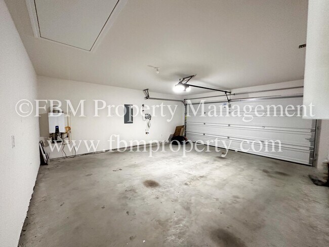 Building Photo - 264 Thoroughbred St