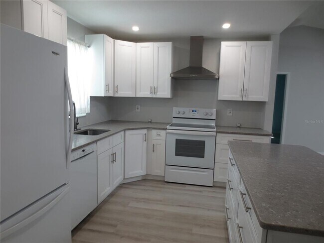 Building Photo - 1676 Caledonia Dr