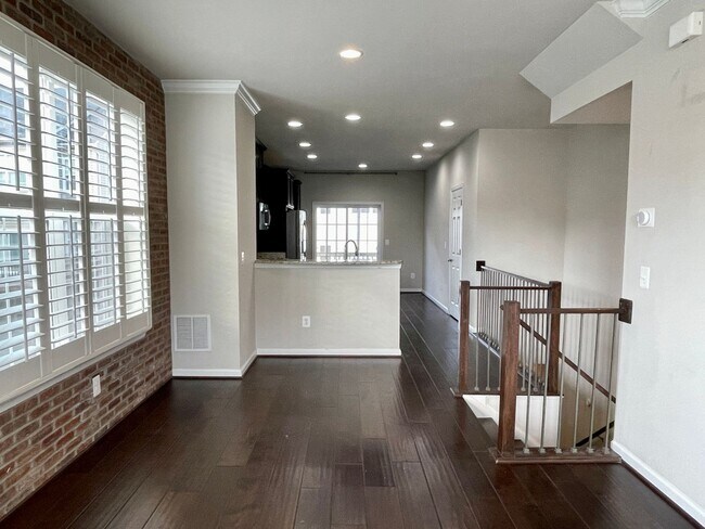 Building Photo - IMPRESSIVE STAFFORD TOWNHOUSE!
