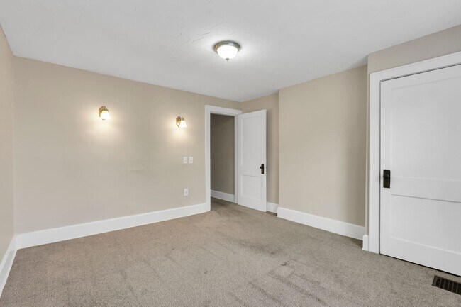 Building Photo - 461-463 Reinhard Ave