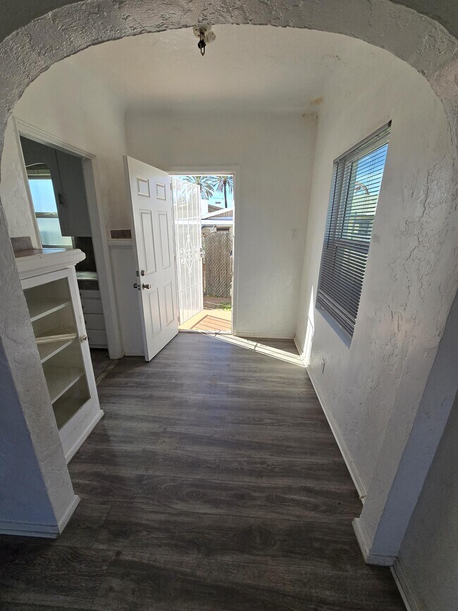 Building Photo - 818 S Arizona Ave