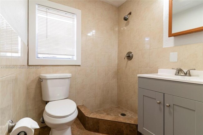 Building Photo - 2 bedroom in Hollywood FL 33021