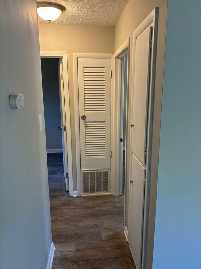 Building Photo - Comfortable Living in a Cozy 2-Bedroom Dup...