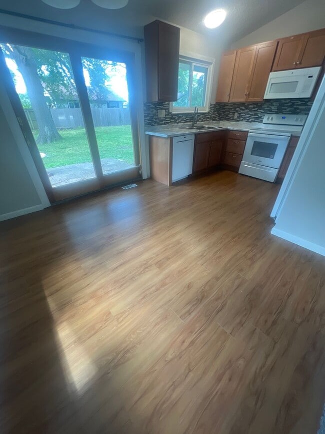 Building Photo - Move in Ready!