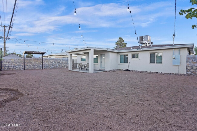 Building Photo - 7904 Parkland Dr