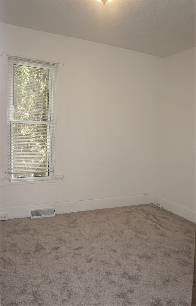 Building Photo - 5 bed / 2 bath + bonus room near universities $375/bedroom