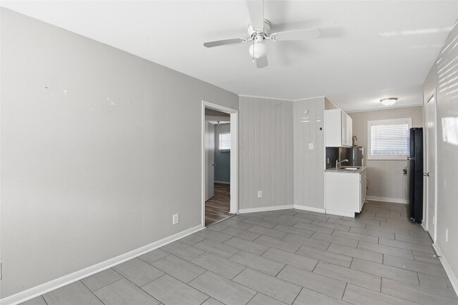 Building Photo - 5010 Ennis St