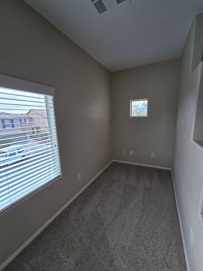 Building Photo - Guard Gated wonderful community 3 Bedroom Townhome!