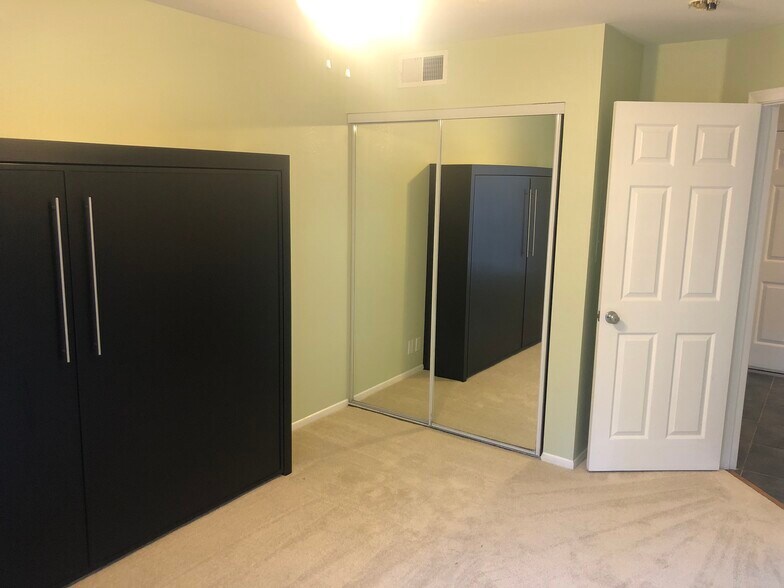 Building Photo - 3078 Broadway