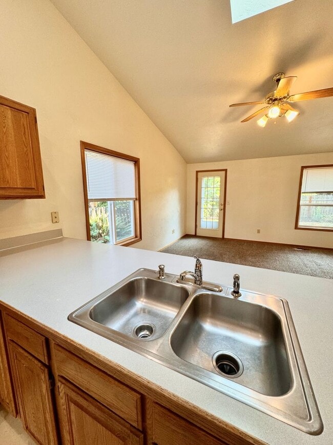 Building Photo - Gorgeous 3 Bed 2 Bath Home Near Shopping and Schools!