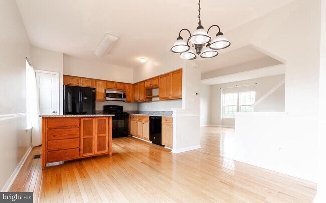 Building Photo - 42999 Edgewater St