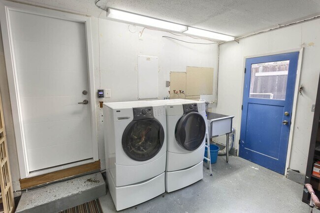 Building Photo - Newly Renovated 4-Bedroom 2.5-Bath South W...