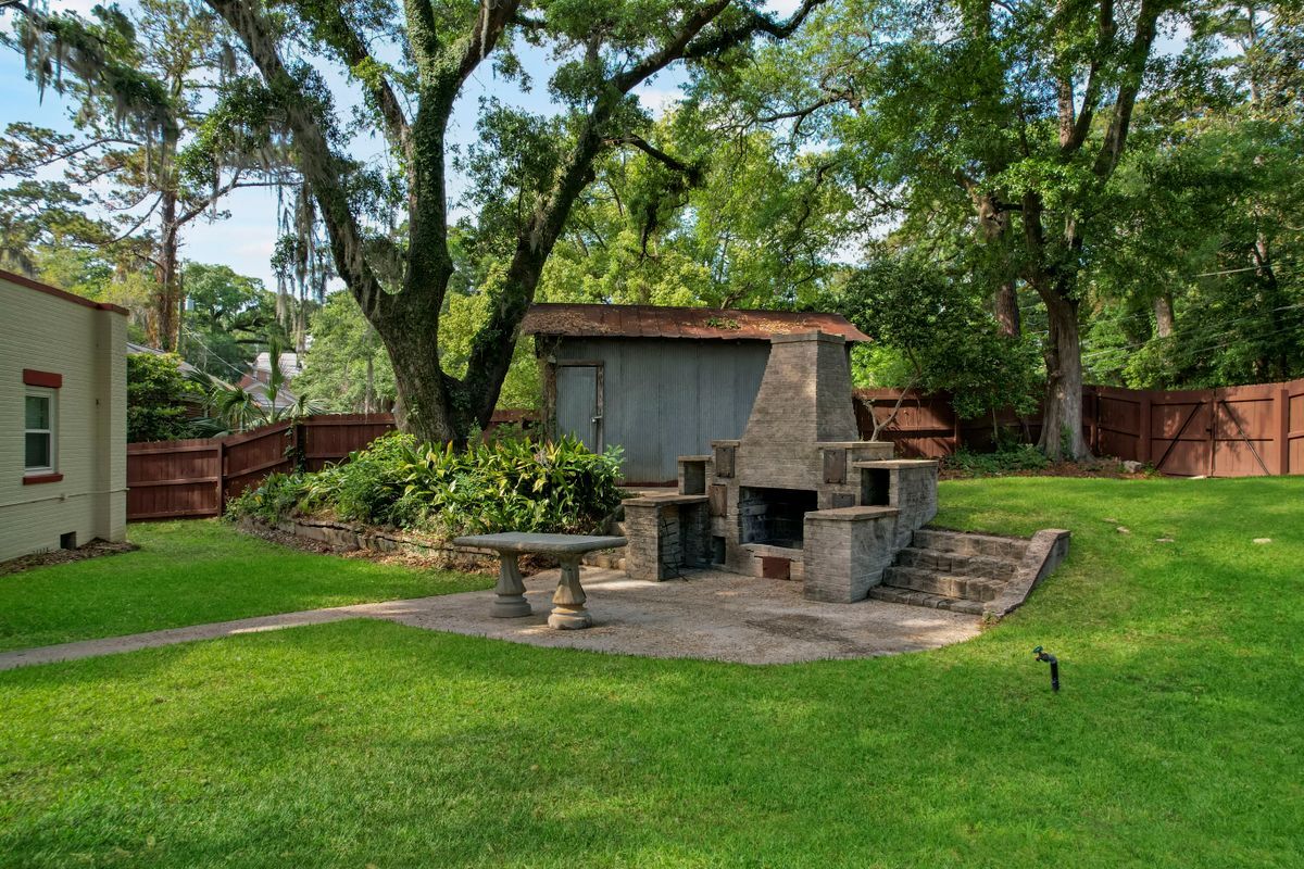 Building Photo - 1647 Lake Ella Dr