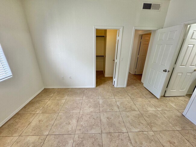 Building Photo - SPACIOUS 3 BEDROOM, 2 BATHROOM UPGRADED CO...