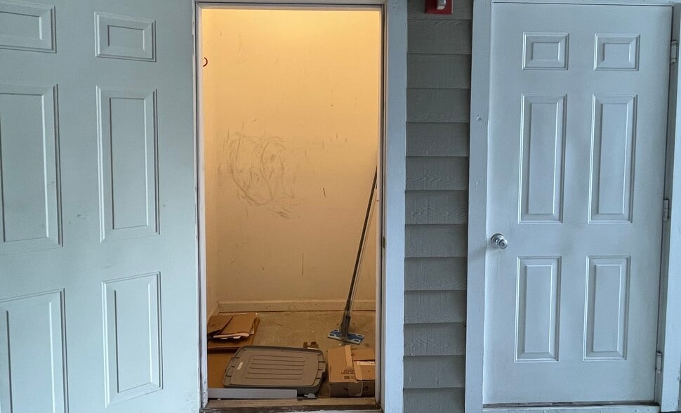 Building Photo - 1701 Lake Shore Crest Dr