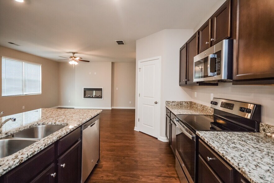 Building Photo - 612 Moorings Ave
