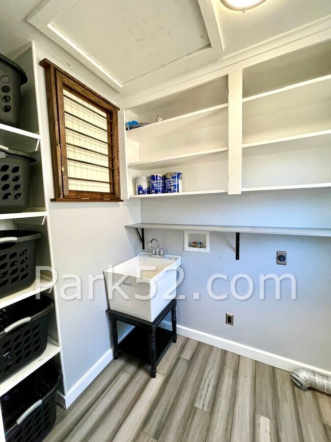 Building Photo - 4 Bedroom Single Family Home