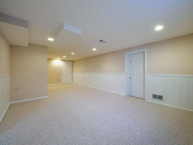 Building Photo - 2702 Navarre Dr
