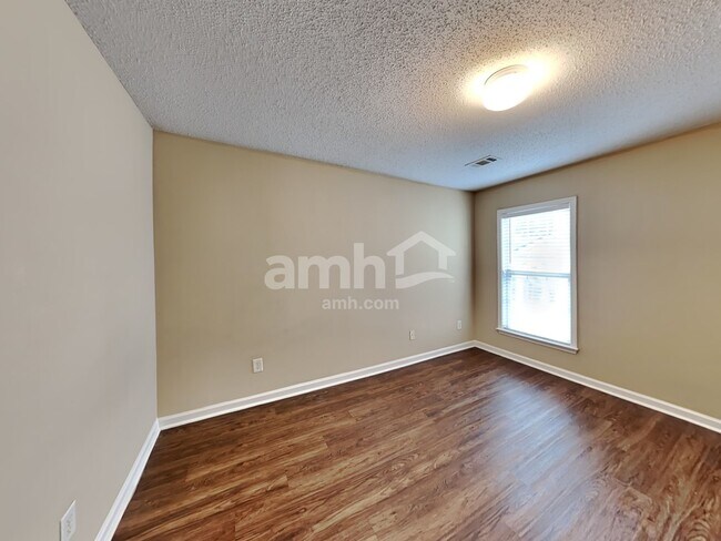 Building Photo - 607 Wallnut Hall Trl