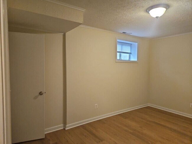 Building Photo - Location is Everything With This 3 Bed 3.5 Bath Townhouse in Hampton Court Community