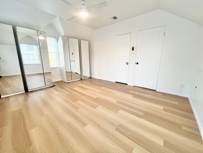 Building Photo - Charming Two Story Home in Belmont Shore near 2nd Street