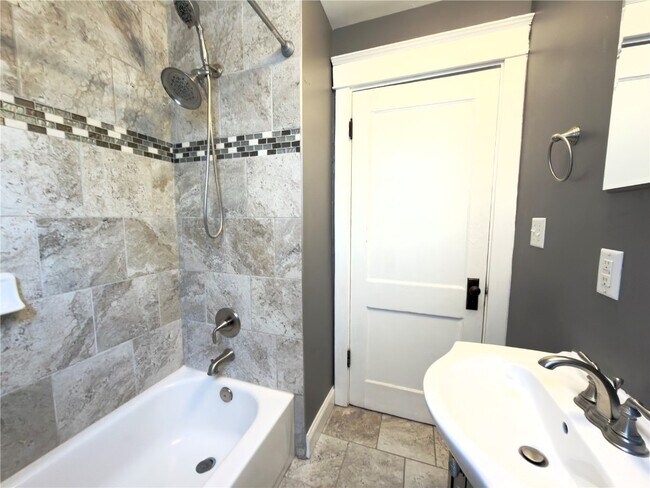 Building Photo - 6015 Elizabeth Ave