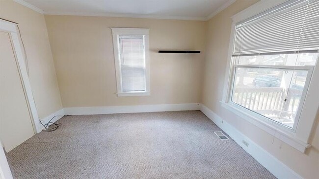 Building Photo - 822 Dewey Ave