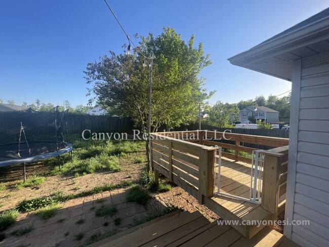 Building Photo - 1604 Cedrow Dr