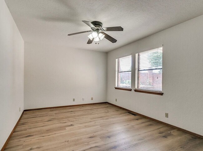 Building Photo - Beautiful 3bed/2bath Townhome Available in Westside Norman!!