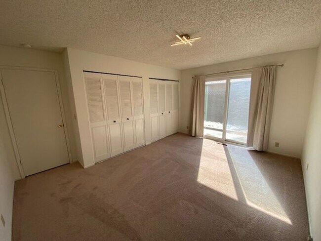 Building Photo - 701 Pine St