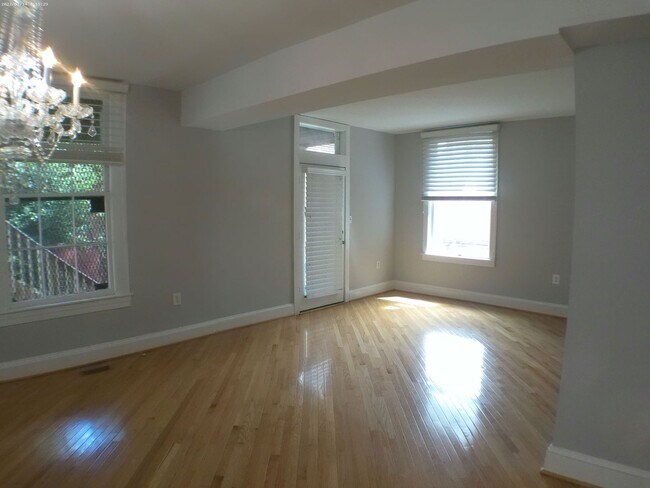 Building Photo - 14 E Mt Vernon Pl
