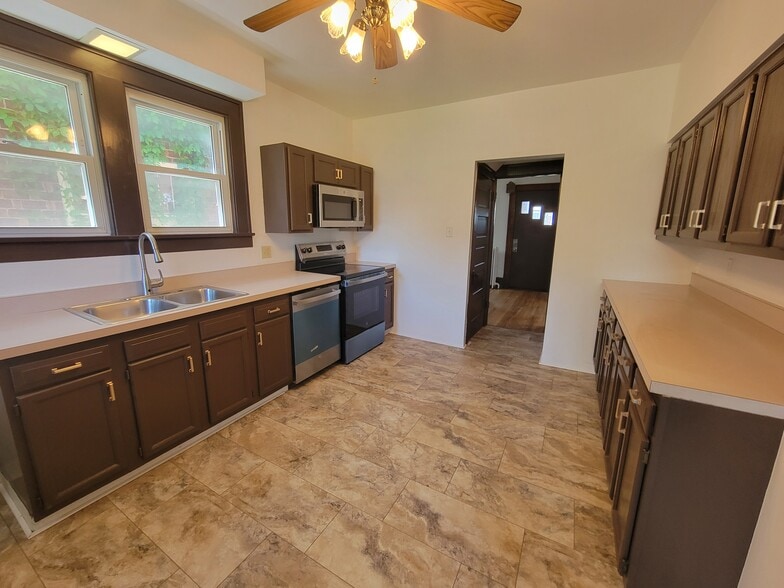 Building Photo - 632 Hill Top Dr