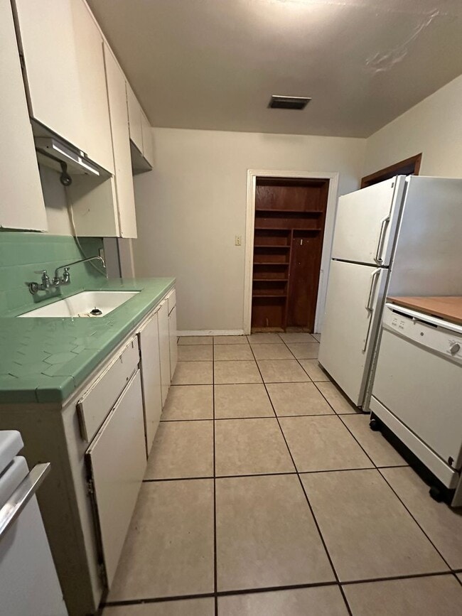 Building Photo - 3 Bed 1 Bath House with Fenced-in Yard. Available NOW!