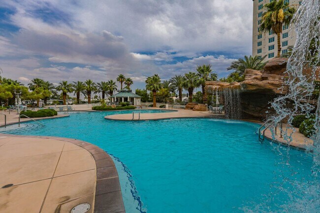 Building Photo - Turnberry Tower Beauty With Stunning Views