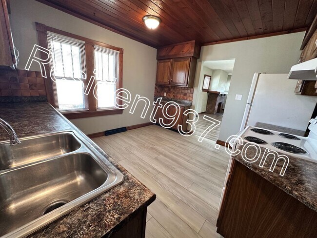 Building Photo - Updated 2 Bed 1 Bath home