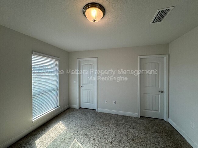 Building Photo - 5622 Burr St