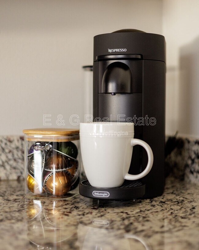 Building Photo - 3011 S Country Club Way