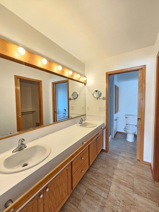 Building Photo - $1,995 - 2 Bed / 2 Bath Beautiful House in...